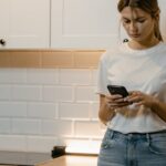 Como lidar com atrasos recorrentes no atendimento ao tutor sem erros comuns